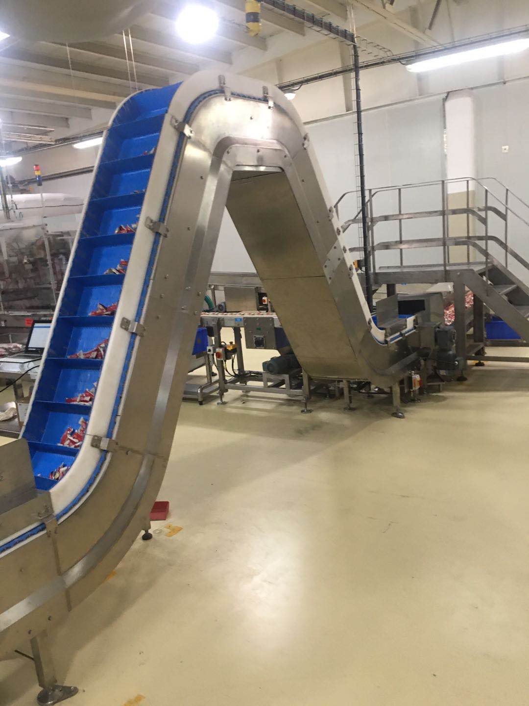 爬坡?lián)醢寰W帶輸送機